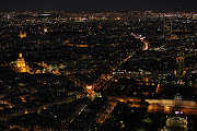 Foto: Paris à noite, desde da Torre Eiffel. Partilhe este post no: 