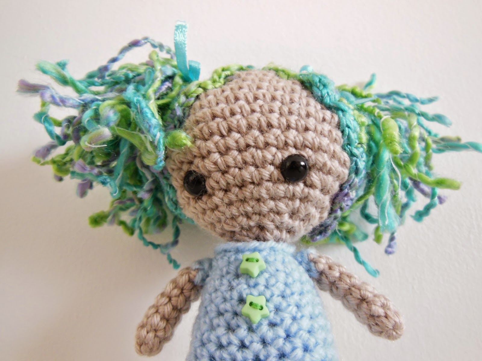 http://knotart.wordpress.com/2014/07/16/new-free-pattern-dollydoll/