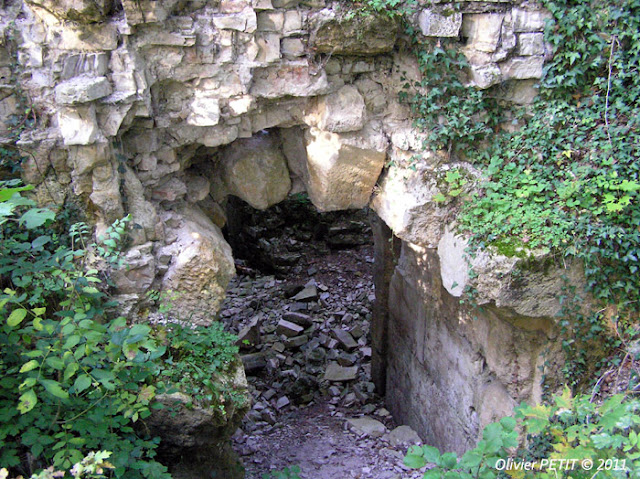 BAINVILLE-AUX-MIROIRS (54) - Le donjon du château comtal