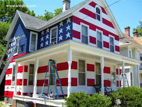 Casa americana con la bandera de Estados Unidos pintada en sus fachadas