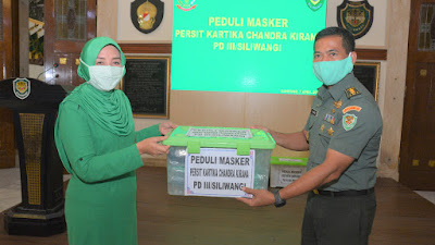 Ketua Persit KCK PD III/Slw Serahkan 1.880 Bantuan  Masker Non Medis Kepada Kakesdam III/Slw