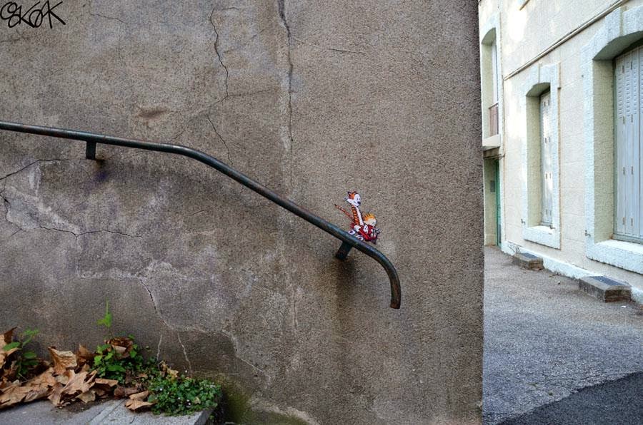 28 Pieces Of Street Art That Cleverly Interact With Their Surroundings - Calvin & Hobbes, France