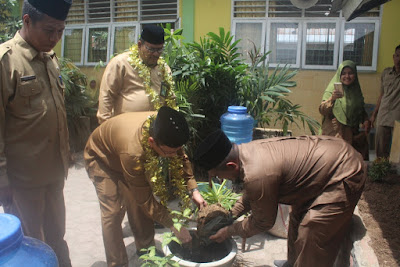 Kakankemenag Tanjungbalai Anjurkan Penghijauan Lingkungan Madrasah