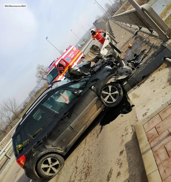 Accident pe Podul Unirii din Suceava. Adolescentă încarcerată în mașina izbită într-un parapet