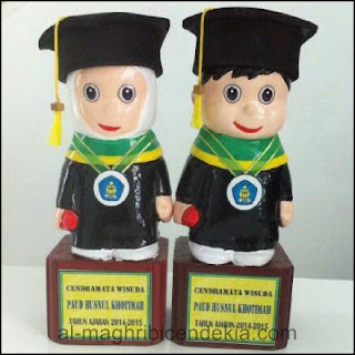 kado boneka wisuda