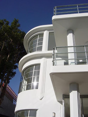 unique-art-deco-home-design-side-view