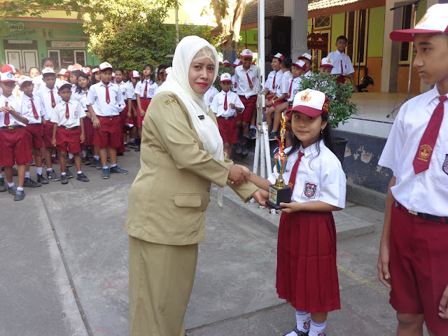 PENYERAHAN TROPY LOMBA OLYMPIADE MIPA OLEH KEPALA SEKOLAH TGL. 1 NOPEMBER 2015