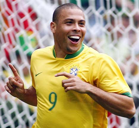 messi and ronaldo shaking hands. Ronaldo Luís Nazário de Lima,