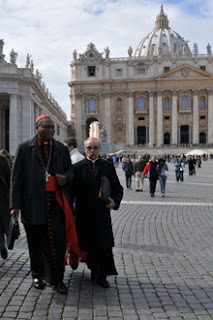 Fumaças das votações do Conclave sairão às 8h e às 15h