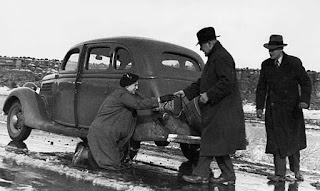 Супруги Адамс, сопровождавшие писателей в путешествии, и Евгений Петров. Фото: Илья Ильф 