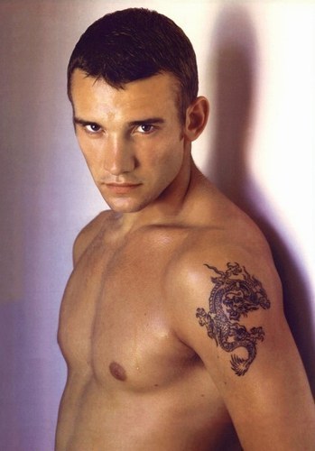 Chelsea soccer player andriy shevchenko with design dragon tribal tattoo on the left arm
