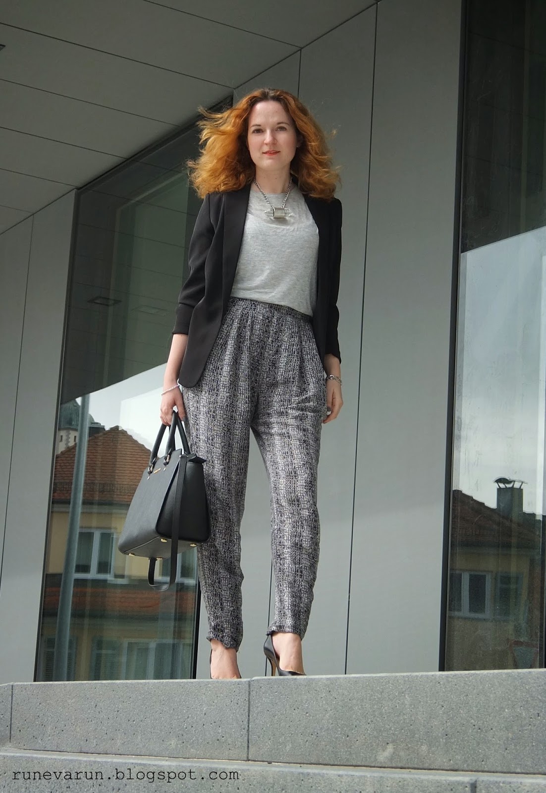 http://runevarun.blogspot.de/2015/04/ootd-jogg-pants-at-work.html