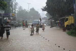 Protes Banjir, Jalinbar Diblokir Warga