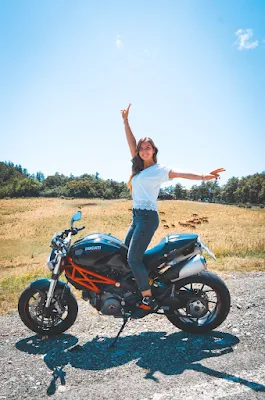 Veronica e la sua Ducati Monster 796