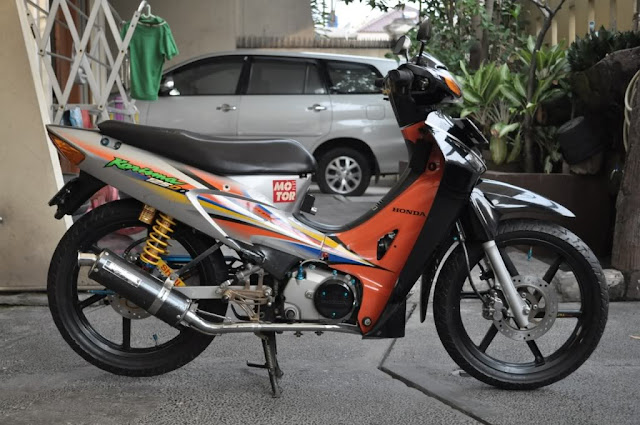 Foto Modifikasi Honda Kharisma bergaya Full Modif dengan sayap depan warna hitam dan orange stripping original Honda shockbreaker berwarna kuning sepasang spion knalpot merk Yoshimura carbon serta velg racing 