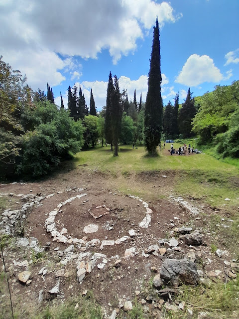 Στον λόφο της Δουρούτης σμίγουν πολλά μνημεία από την προϊστορική αρχαιότητα έως τα οχυρωματικά έργα των Βαλκανικών Πολέμων. Αριστερά, το Θεσμοφόριο, δηλαδή ιερό της Δήμητρας στο οποίο τελούνταν υπαίθριες τελετές. Στο μέσον, ερυθρόμορφη λήκυθος του 4ου αι. π.Χ., με παράσταση φτερωτού έρωτα που κρατάει στεφάνι και δώρα γάμου, βρέθηκε στο αρχαίο νεκροταφείο. Δεξιά, ανασκαφές σε σημεία της περιοχής η οποία «υπόσχεται» και άλλα ευρήματα.