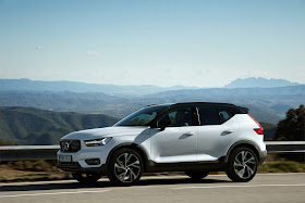 Front 3/4 view of 2019 Volvo XC40