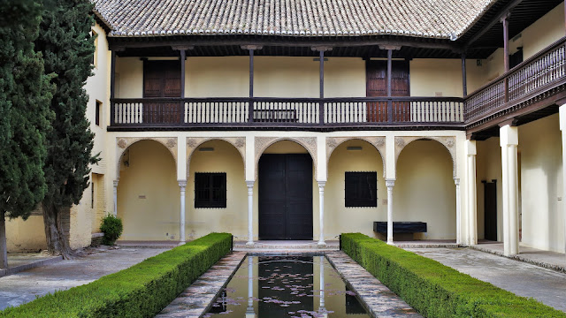 Antigua casa árabe con una acequia y galerías con arcos.