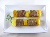 Brochetas de filetes rusos y piña con salsa teriyaki