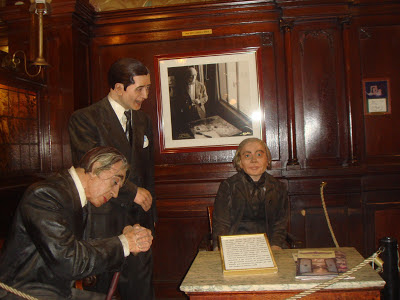 Figuras de Jorge Luis Borges, Carlos Gardel e Alfonsina Storni no Café Tortoni