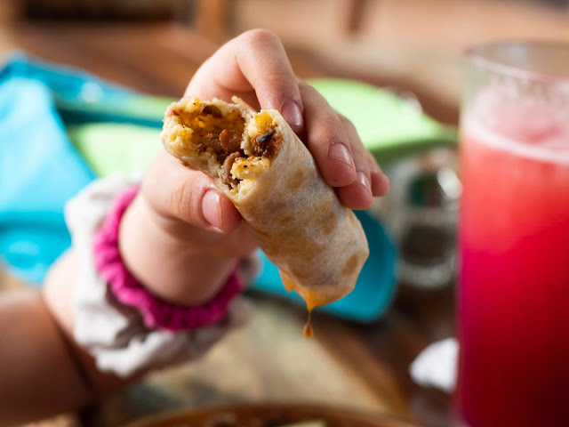 Detalle de la mano de una niña sujetando un taco