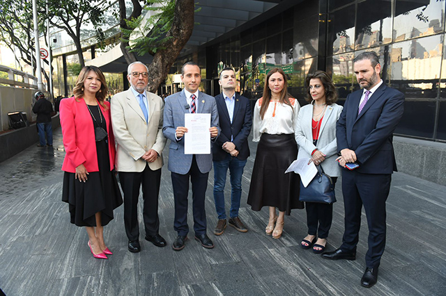 Denuncian a directora del Conacyt por nombrar a su madre Investigadora Nacional Emérita