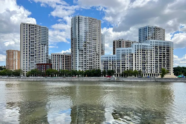 Дербеневская набережная, Москва-река, вид на Симоновскую набережную, строящийся жилой комплекс RiverSky