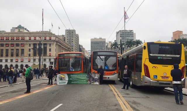 Greve de ônibus em SP, perto da prefeitura de SP, viaduto do chá