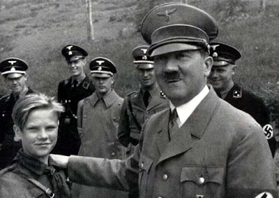 Foto Sisi Baik Hitler Yang tidak Dipublikasikan