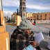 PERSONAS ADULTAS MAYORES APRENDEN A LEER EN LA CALLE POR CIERRE DE INSTALACIONES DE LA PRESIDENCIA MUNICIPAL