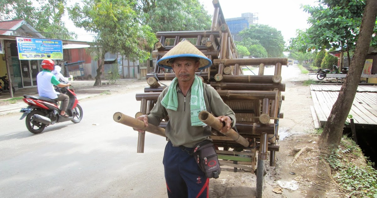 JURNALIS PEMULA Pedagang Kursi  Bambu  Wulung  Keliling 