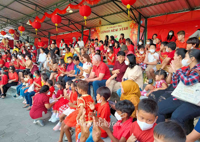 siswa, guru dan orang tua hadir di YIS Chinese New Year Celebration
