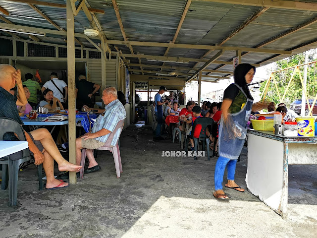 Tahir Roti Canai @ Warung Jalan Lembing in Taman Sri Tebrau, Johor Bahru