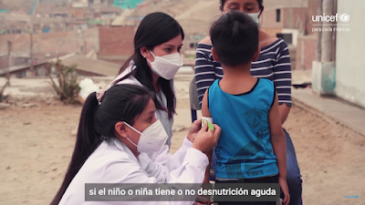 Medicion cinta MUAC niño doctoras unicef madre pueblo joven