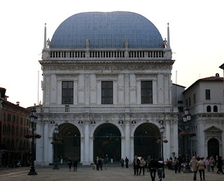 Loggia edificio costituito da portico comunicante con l' esterno attraverso lati aperti a più arcate