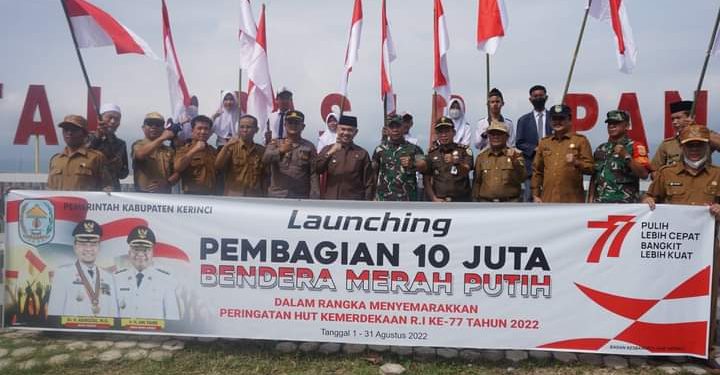 Bupati Adirozal Launching Program Pembagian 10 Juta Bendera Merah Putih