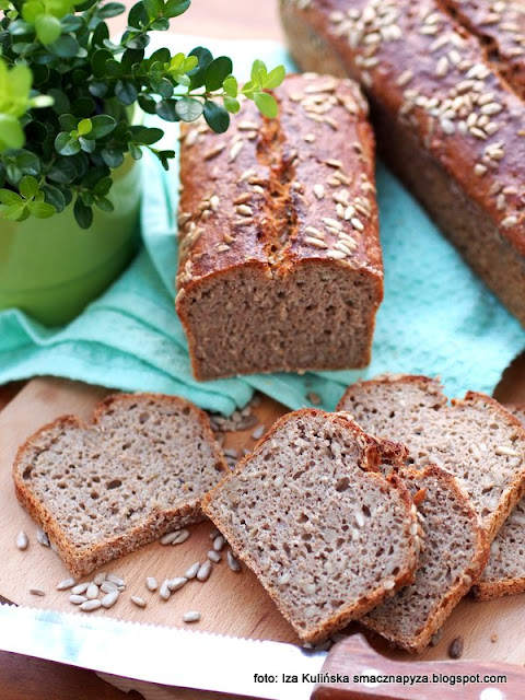 domowy chleb , chleb żytnio orkiszowy ze słonecznikiem , zakwas chlebowy , bochenek , chleb pełnoziarnisty , ziarno słonecznika , domowa piekarnia , moje wypieki , chlebek , chlebuś , kuchnia polska , domowe pieczywo 