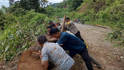 Polri bersama warga gotong royong bersihkan material longsor. 