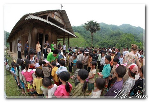 nhung-dua-tre-vung-cao-tay-khong-chan-dat-di-hoc-5