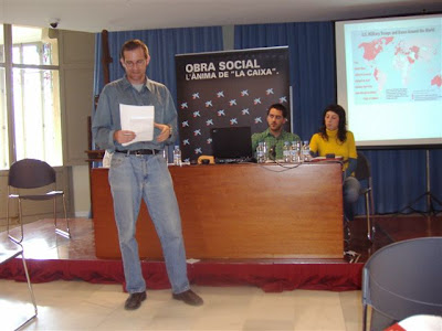 Simón Royo balbuceando torpemente durante su exposición