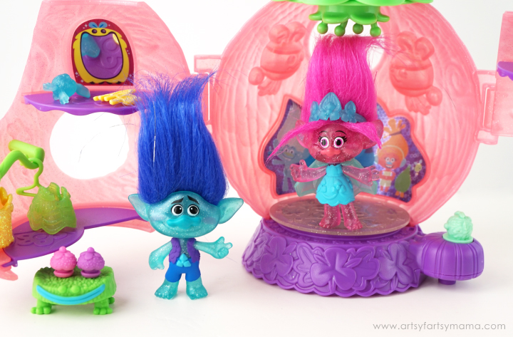 Trolls Gift Guide 2016: DreamWorks Trolls Poppy's Coronation Pod playset