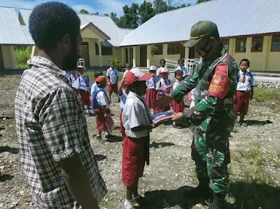 Satgas Yonif 131 Bagikan Seragam dan Perlengkapan Sekolah di Papua