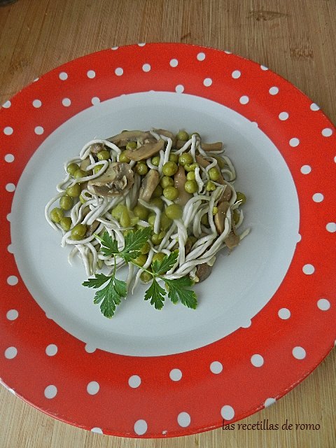 Gulas con guisantes y setas