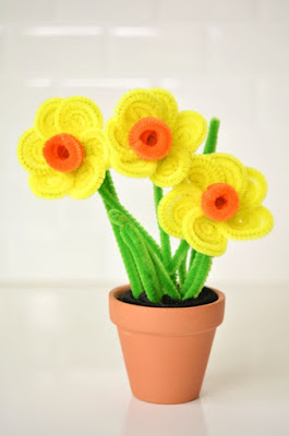 https://onelittleproject.com/pipe-cleaner-daffodils-and-tulips/