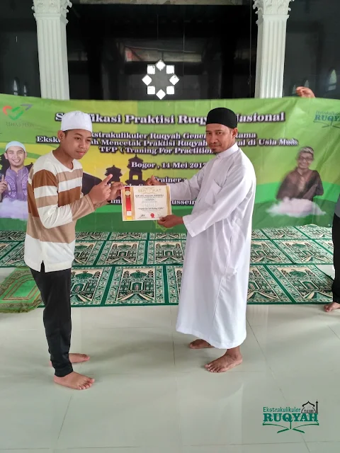 Penyerahan sertifikat profesi praktisi ruqyah nasional untuk Cecep Maulana, P.QHi