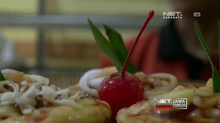 Melongok kue yang sudah jadi lebih bikin lidah bergoyang. Karena tak hanya andalkan rasa yang lembut, sang pemilik juga tambahkan topping yang digemari para pecinta kue.