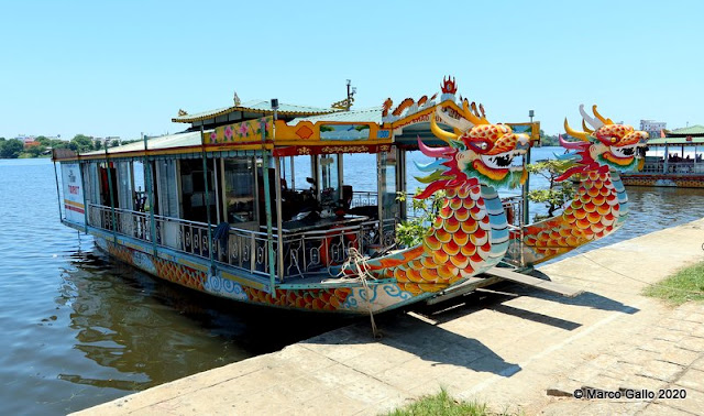 LOS BARCOS DEL DRAGÓN DEL RÍO PERFUME. Hue, Vietnam