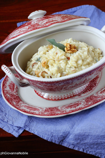 Risotto con gorgonzola, pere, noci e nocciole