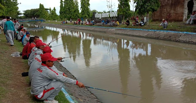 Memancing di bantaran sungai Dam Limo Tegaldlimo.