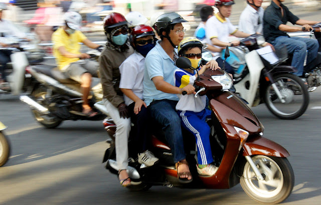 5 en moto, cosa habitual en vietnam. 